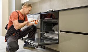 MDA-Ovens-Man som installerar en ugn