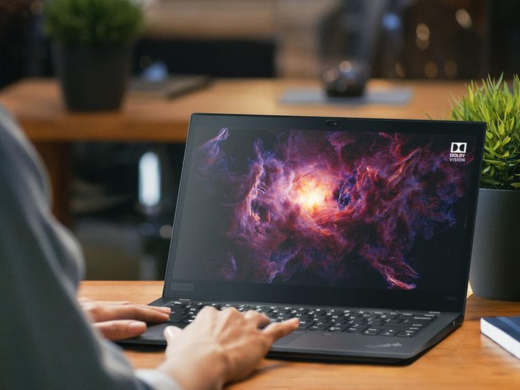 Person som sitter på kontor med en Lenovo ThinkPad laptop