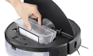 En Roborock S6max V dammsugare och en hand tar ut vattenbehållaren