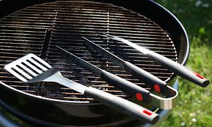 Grillredskap på ett grillgaller