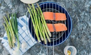 Fisk och sparris på en grill