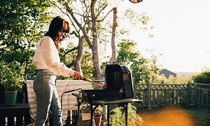 Kvinna som grillar