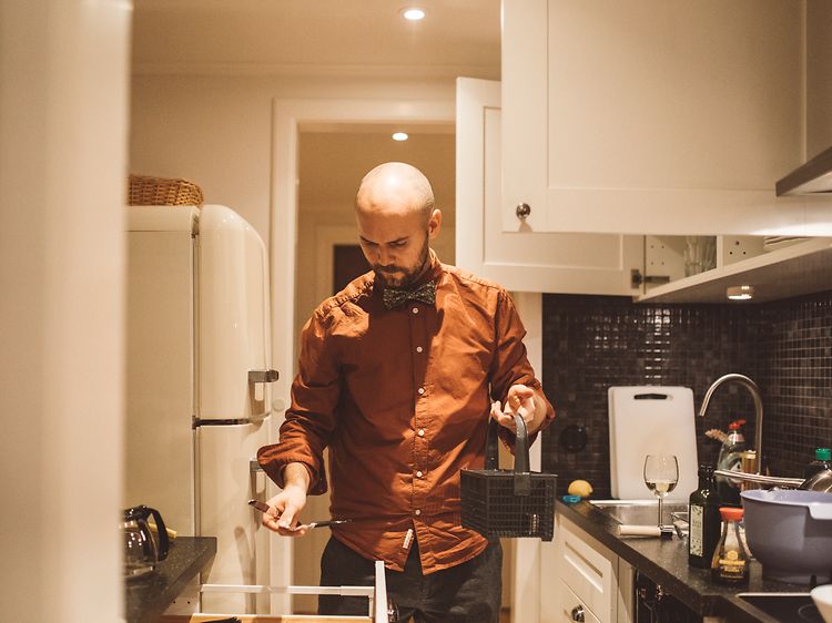 MDA-Dishwashers-Man som håller en bestickkorg