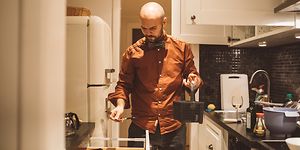 MDA-Dishwashers-Man som håller en bestickkorg