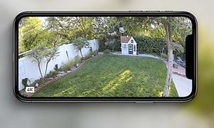 Arlo-Ultra kamera - mobil som visar trädgård