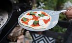 Pizza med mozzarella och tomatsås