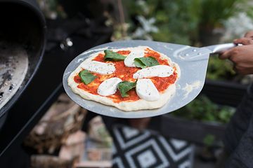 Pizza med mozzarella och tomatsås