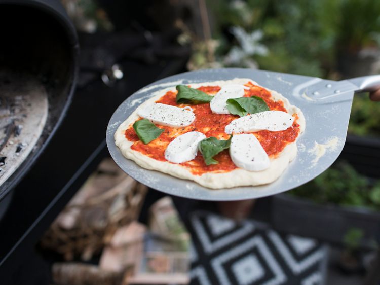 Pizza med mozzarella och tomatsås