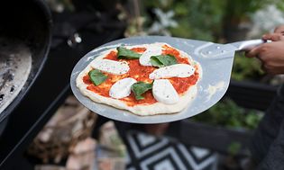 Pizza med mozzarella och tomatsås