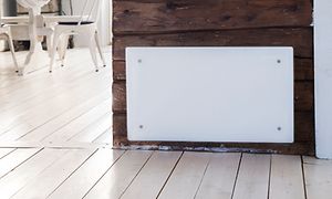 Vitt panelement på en trävägg