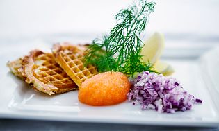 Våfflor med kaviar, rödlök och dill