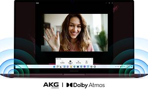 En Galaxy Book2 Pro 360 med en kvinna på skärmen under ett videosamtal