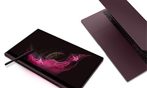 Två Galaxy Book2 Pro 360-enheter med en S Pen