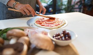 Förbereder pizza