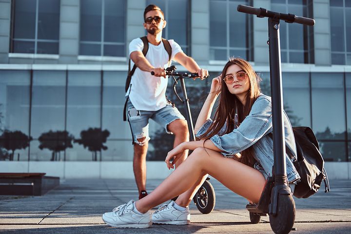 Wearables - Tjej sitter på elsparkcykel