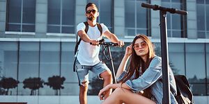 Wearables - Tjej sitter på elsparkcykel