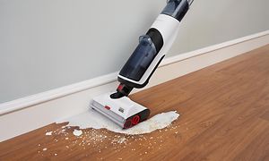 Roborock Dyad skaftdammsugare rengör ett smutsigt golv