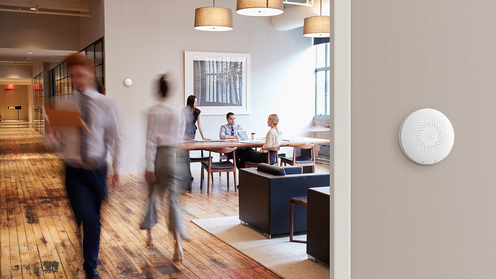 Airthings Wave fäst till en vägg i kontorsmiljö