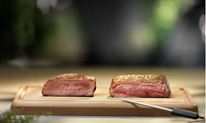 MDA-Ovens-Kött på en skärbräda med en digital termometer