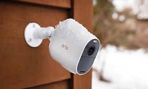 Arlo Essential-kamera med snö på sig