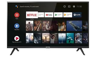 TV-apparat från TCL på stativ. På skärmen syns olika appar som netflix och youtube och bilder från olika filmer.
