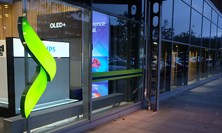 Karriär hos Elgiganten. Elgigantens logo på sidan av en butik / storefront.