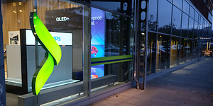 Karriär hos Elgiganten. Elgigantens logo på sidan av en butik / storefront. 