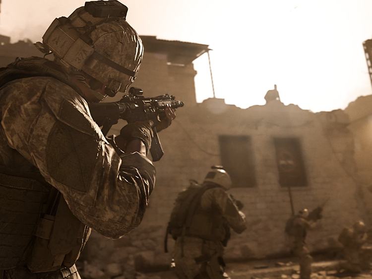 Skärmdump från Call of duty spelet: Spelare / soldat riktar sitt vapen mot fiende på hustak.