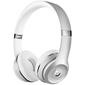 Trådlösa on-ear hörlurar från Beats i färgen satin silver. Vita på insidan och silver utanpå. Vit bakgrund. 