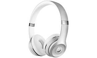 Trådlösa on-ear hörlurar från Beats i färgen satin silver. Vita på insidan och silver utanpå. Vit bakgrund.