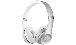 Trådlösa on-ear hörlurar från Beats i färgen satin silver. Vita på insidan och silver utanpå. Vit bakgrund. 