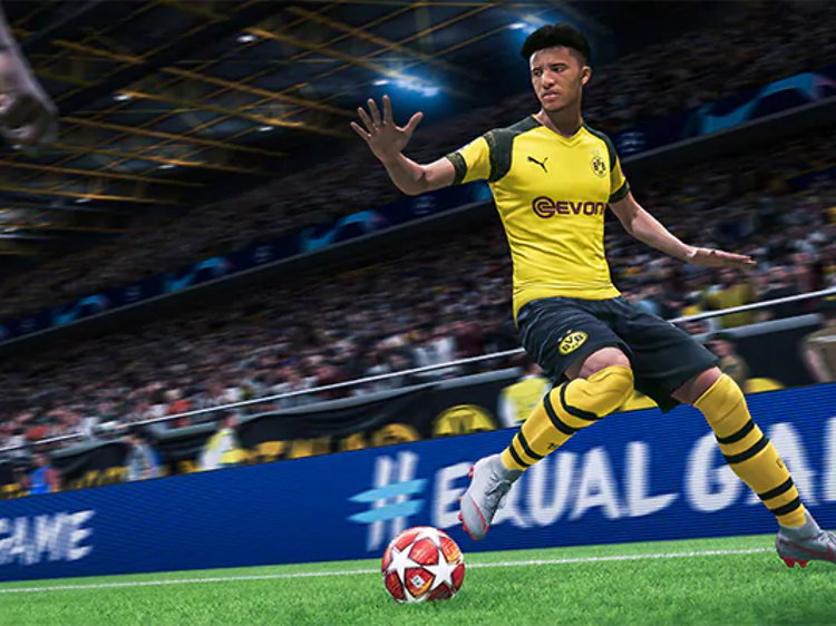 Man i full fart efter bollen på fotbollsplanen, skärmdump från FIFA spelet.
