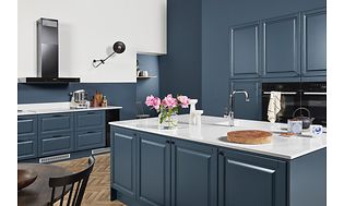 Heritage Blue Grey kök med Silestone Calcatta Eternal Gold bänkskiva