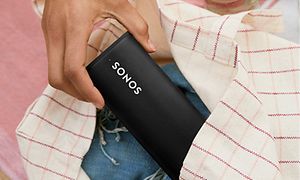 Sonos Roam tas ut av väska