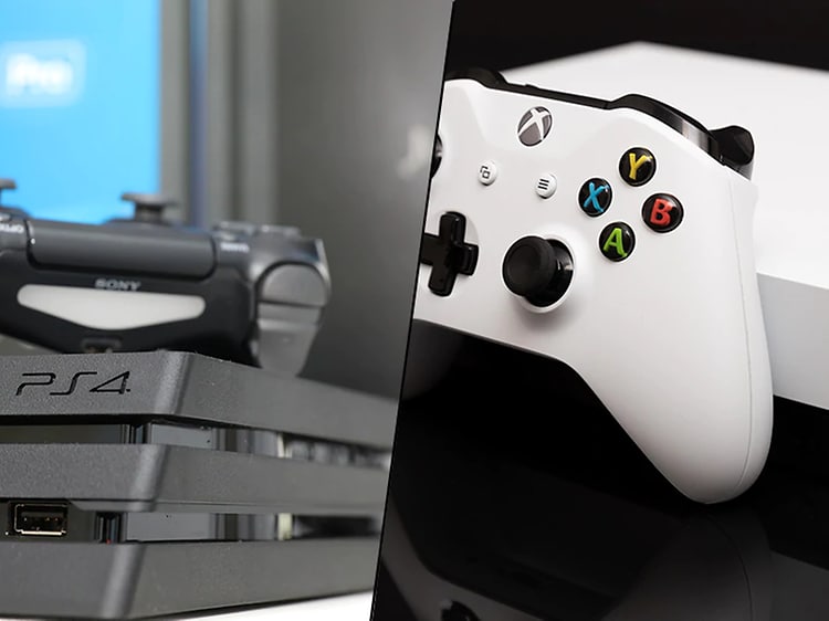 En tvådelad bild med PS4-konsol i svart till vänster och en vit Xbox one x-konsol till höger. 