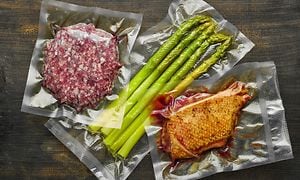 MDA-Ovens-Sous vide-förpackat kött och grönsaker