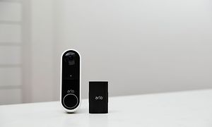 Arlo - Video Doorbell och batteri på ett bord