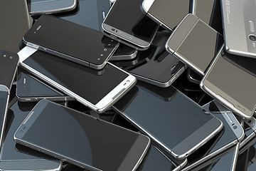 En hög med begagnade smartphones