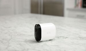 Arlo - Pro3 kamera på köksbänk