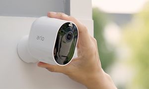 Arlo - Hand justerar Pro3 kamera