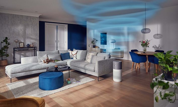 Philips Air 3000i luftrenare i vardagsrum med illustration av luft som kommer ut ur den