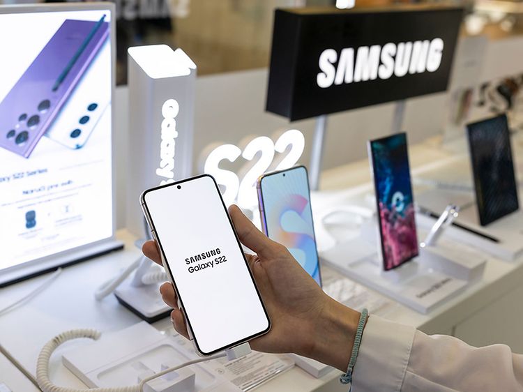 En Samsung Galaxy S22 i butik framför andra Samsung Galaxy-telefoner