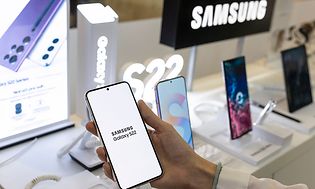 En Samsung Galaxy S22 i butik framför andra Samsung Galaxy-telefoner