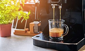 Smart hem: Espressomaskin som brygger kaffe.