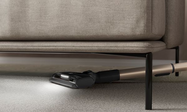 Electrolux dammsugare med ljus under en soffa