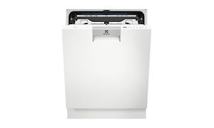 Underbyggd vit diskmaskin från Electrolux med öppen lucka.