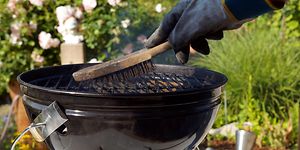 Rengöring av grill med en borste