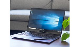 HP Envy x360 på ett bord med en digital penna