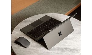 Microsoft Surface Pro 7 på ett litet bord med en mus