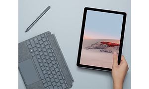 Microsoft Surface Go 2 med avtagbart tangentbord och en digital penna